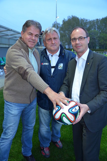 Obmann Ing. Harald Neumayer und Sektionsleiter Adolf Steindl nahmen die Ballspende von LHStv. Franz Steindl entgegen | Foto: ÖVP