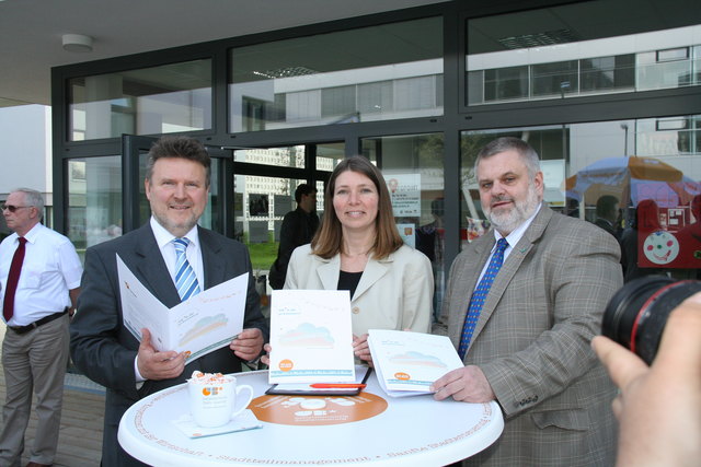 Stadtrat Michael Ludwig, Gebietsbetreuung-Leodpoldstadt-Chefin Andrea Mann und Bezirksvorsteher Karlheinz Hora.
