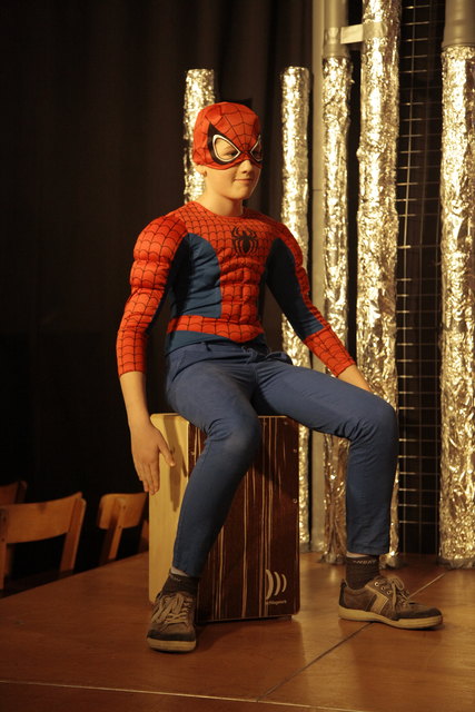 Felix Bergmann stand als Spiderman auf der Bühne.