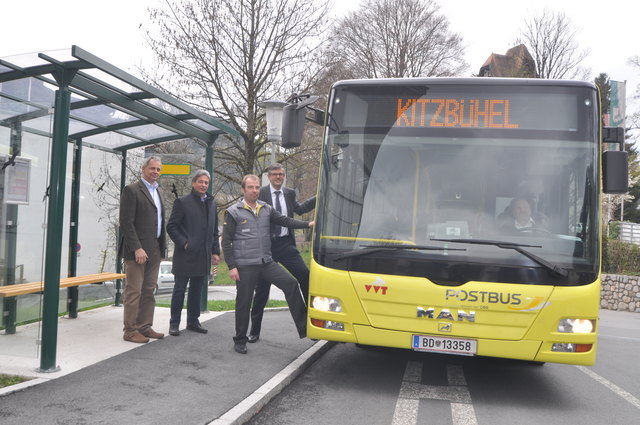An neuer Haltestelle: AWH-GF Karl Hauser, Vize-Bgm. Gerhard Eilenberger (Stadtwerke), Michael Lackner (Postbus), Bgm. Klaus Winkler.