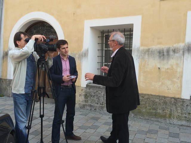 Vor dem "Hitler-Haus" sprach Florian Kotanko mit dem TV-Team.