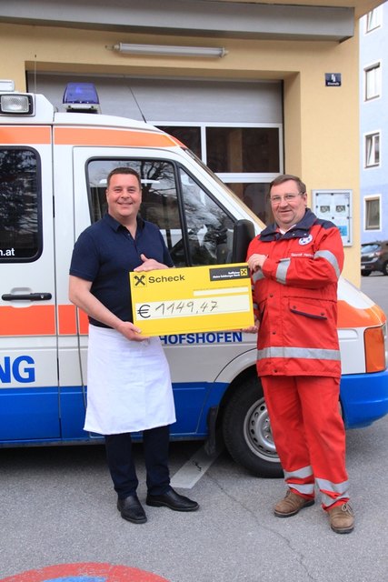 Alois Schein übergibt 1.149,47 Euro an Ortsstellenleiter Herbert Gewolf von der Wasserrettung.
