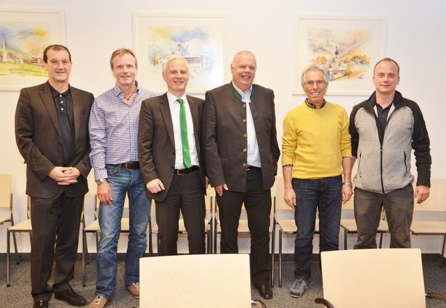 Dr. Bernhard Schreiner, Abteilungsleiter der ärztlichen Vertragspartner der TGKK, Bürgermeister Rainer Silberegger, TGKK-Direktor Arno Melitopulos, TGKK-Obmann Werner Salzburger, Dr. Michael Bachmann und Dr. Meinhard Heitzinger. | Foto: TGKK