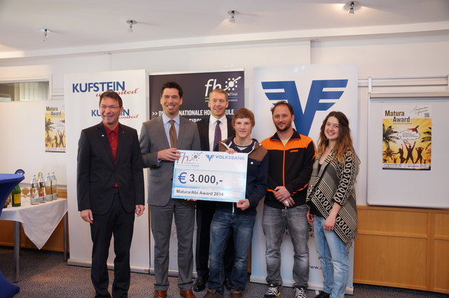 Der diesjährige Matura Award ging an das BRG Wörgl. Im Bild: FH-Geschäftsführer Thomas Madritsch, Jürgen Votteler und Thomas Kogler von der Volksbank, Klassenvorstand Konrad Hauser mit den beiden Maturanten Benno Panzenböck und Johanna Lercher.