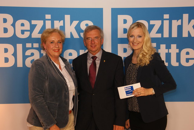 EU-Kandidatin Claudia Schmidt (ÖVP) mit Emmerich Riesner und Angelika Pehab.