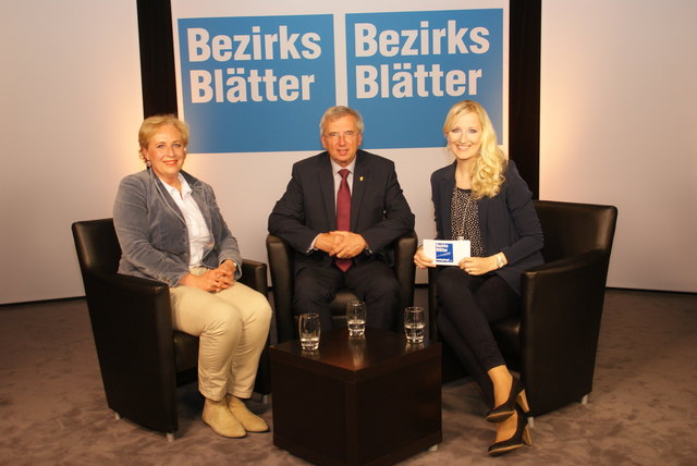 EU-Kandidatin Claudia Schmidt (ÖVP) mit Emmerich Riesner und Angelika Pehab.