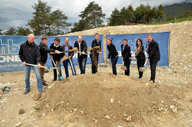 Beim Spatenstich, v. l.: DI Christian Auderer (Fa. Bodner), Florian Kofler (Wohnungsamt der Gemeinde Telfs), DI Gerhard Heregger (Bauamt der Gemeinde Telfs), Ing. Andreas Gabelsberger (BG Frieden); Arnold Wackerle (Wohnungsamt der Gemeinde Telfs); Bürgermeister Christian Härting, GV Dr. Cornelia Hagele, Dir. Dietmar Härting (BG Frieden), Ingrid Huber (BG Frieden) und Arch. DI Martin Weiskopf (Planung- und Bauleitung) | Foto: MGT/Dietrich