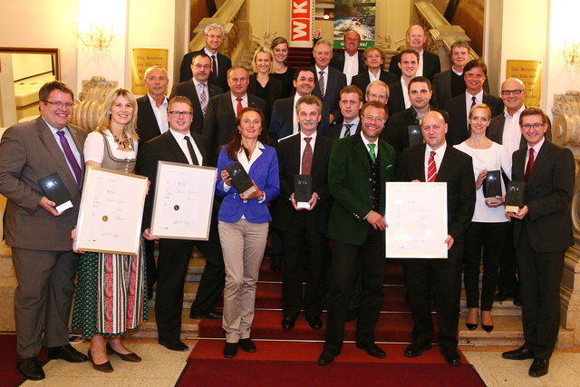 Die Gewinner des Brilliance 2014 mit ihren Gratulanten bei der Verleihung im Palais Kaufmännischer Verein Linz. | Foto: cityfoto.at/Maringer