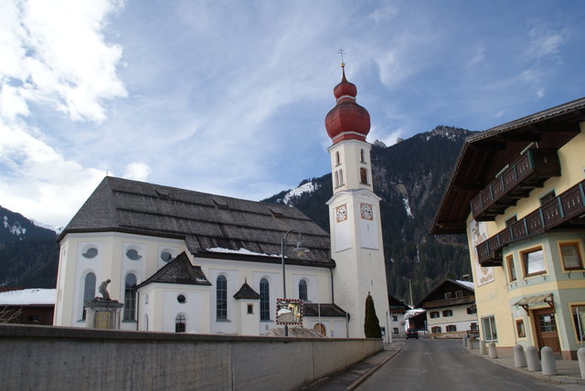 Die Wängler Pfarrkirche steht mitten im Ort und prägt damit das Ortsbild.