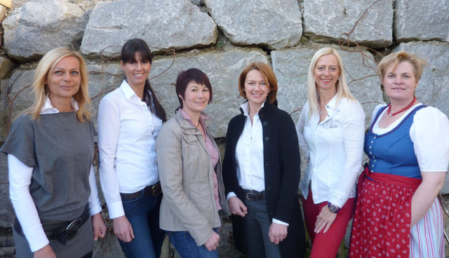 Pressebild 1: Organisiert wird der Stiermarkt vom Wochenmarkt Verein Piesendorf. Im Bild (v. l.): Obfrau-Stellvertreterin Gudrun Mürzl, Schriftführerin Nicole Puckmayr, Kassier Evelyn Embacher, Monika Voglreiter, Obfrau Martina Schäfer und Claudia Entleitner. | Foto: Wochenmarkt Verein Piesendorf