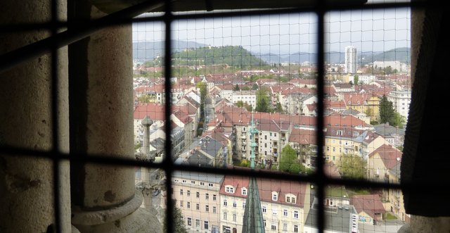 Blick zum Schloßberg von der Herz-Jesu-Kirche.