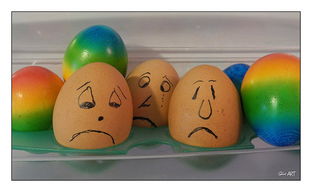 Hhhmmm - Da wir nicht wie unsere Kollegen mit prächtigen bunten Farben zu Ostereier bemalt wurden habe ich die starke Vermutung das wir auch nicht zu Ostern verschenkt, sondern am Sonntag als Frühstücksei verspeist werden.  FOTO: Güni ART