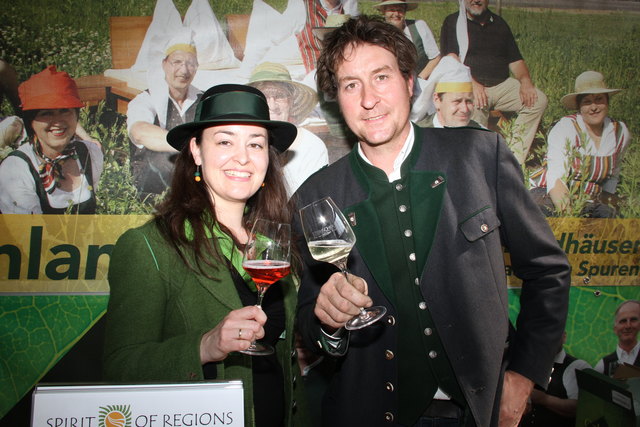Köstlichen Wein kredenzten beim Reisefest in Irrsdorf Barbara Friedinger und Josef Nestelberger.