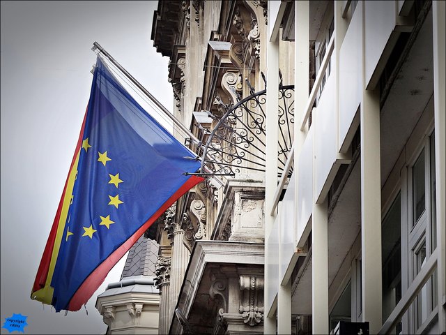 Als ich diese Fahnen sah, ist mir spontan ein Spruch eines Sportreporters eingefallen, der im Winter als beim Skispringen auf einmal kein Lüftchen mehr gegangen ist sagte: "Die Fahnen hängen teilnahmslos herunter!"
