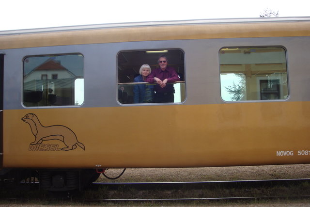 Bahnenthusiast Gerhard Ruthner und seine Frau Helga genießen die schöne Aussicht.
