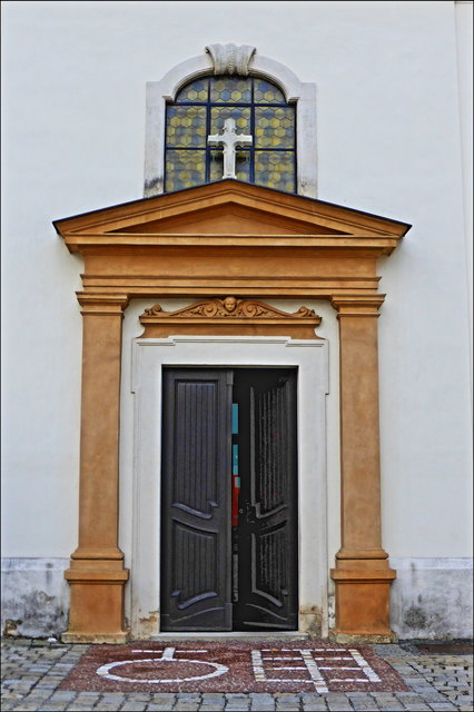 Der Haupteingang des Kirchleins