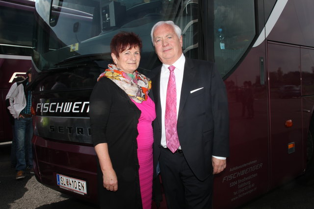 Ihre neue Firmenzentrale und den Luxus-Reisebus präsentierten Johann und Maria Fischwenger in Irrsdorf.
