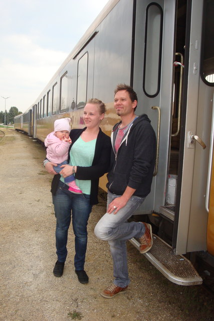 Familie Schwarz fährt das erste Mal Bahn mit Töchterchen Annika. In Emmersdorf macht die Familie eine kurze Pause.