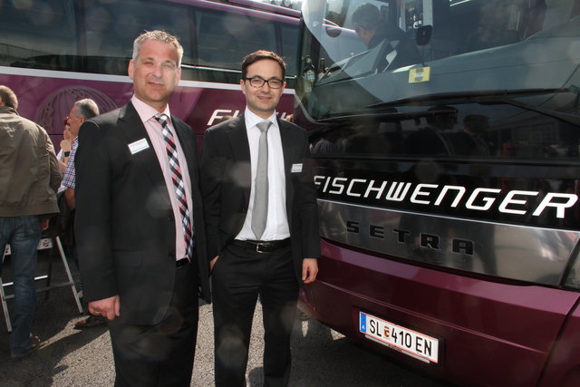 Auf den ersten in Salzburg ausgelieferten Luxus-Reisebus sind Andreas und Hannes Fischwenger stolz.