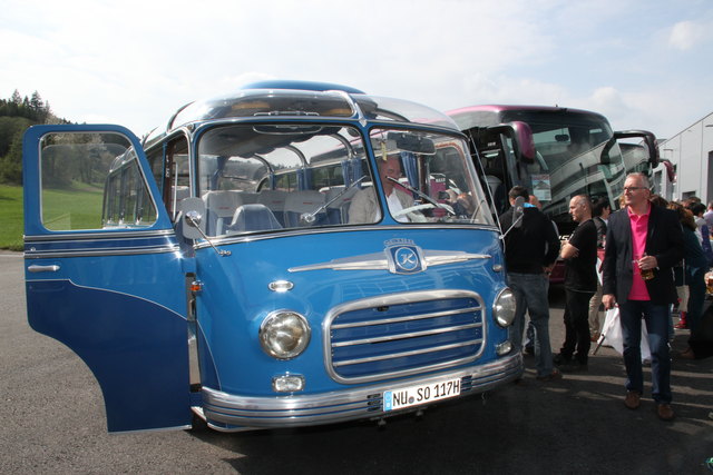 Autobusunternehmen Fischwenger präsentierte neue Firmenzentrale und Reisebus: Nostalgie und Luxus trafen sich beim Reisefest.