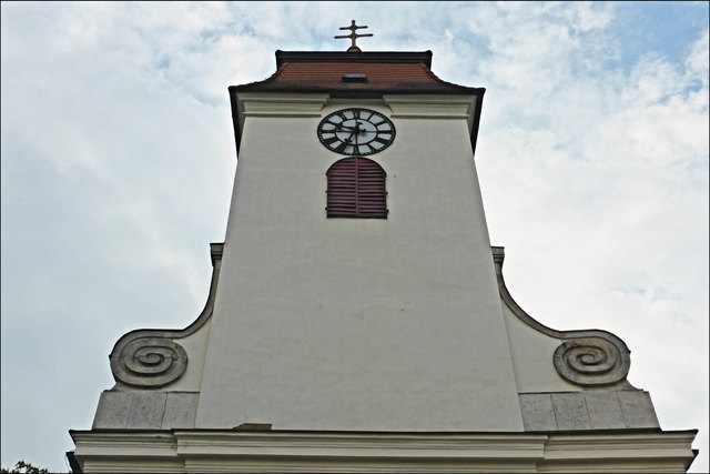 Hoch hinauf geht der Blick, der Fassade entlang, die barocken Verschnörkelungen sind nicht ganz symmetrisch - das ist fast charmant!