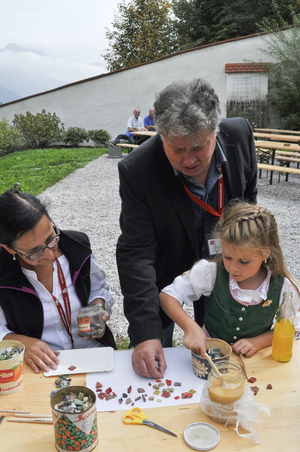 Aller Anfang ist schwer. Pfefferle hilft beim legen der bunten Steinchen. | Foto: Engelbert Kaneider