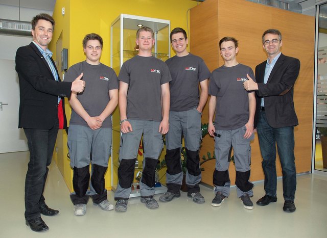 Dominik (r.) und Klemens Mittermayr (l.) gratulieren den hervorragenden Lehrlingen Philip Lindorfer, Philipp Fuchs, Stefan Rotter und Max Scalet. | Foto: Foto: M-Tec