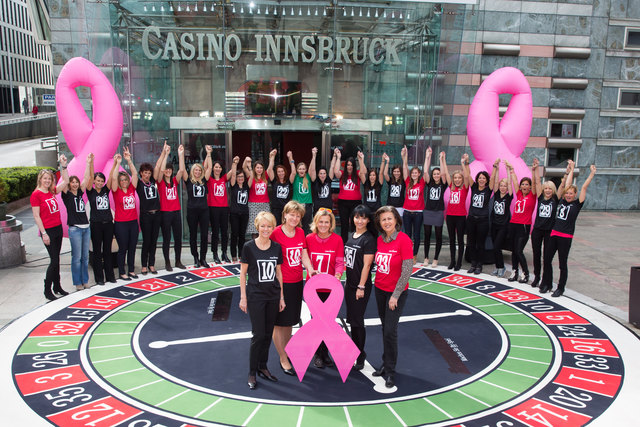 Frauenroulette am Vorplatz. In der Mitte die Pink Ribbon Botschafterinnen Gabi Schiessling, Christine Oppitz Plörer, Andrea L’Arronge, Julia Polai und Patrizia Zoller-Frischauf. | Foto: Casino Innsbruck