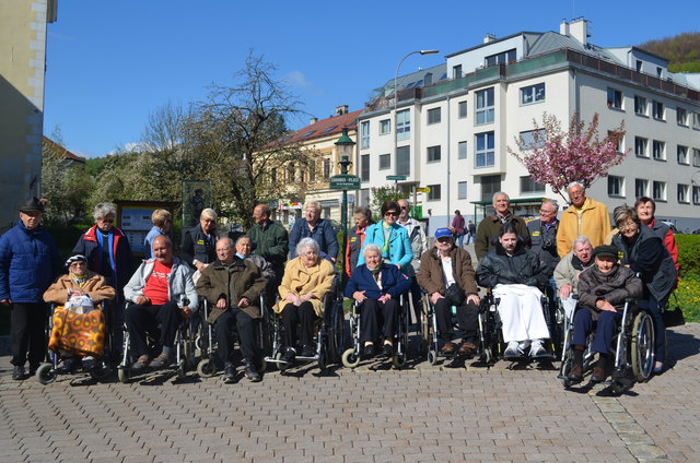 BewohnerInnen vlnr: Walter Blazsek, Antonia Sperlich, Christian Neumann, Otto Gartschitz, Ilse Marchl, Sigrid Wieser, Josefa Dürmoser, Franz Breunhölder, Wolgang Gaisfuss, Wilhelm Schwarz, Maria Kaspar
Das ehrenamtliche Besuchsteam: Angehörige Erna Ecker, Marlies Vymazal, Traude Pöchleitner, DI Leopold Panholzer, Hilde Pretsch, Elfriede Lukas, Edeltraud Hesse, Angehöriger Karl Ecker, Johann Kirnberger, Hubert Friedmann, Burkhard Hesse , Brigitta Türkel und Mag. Inge Preiß