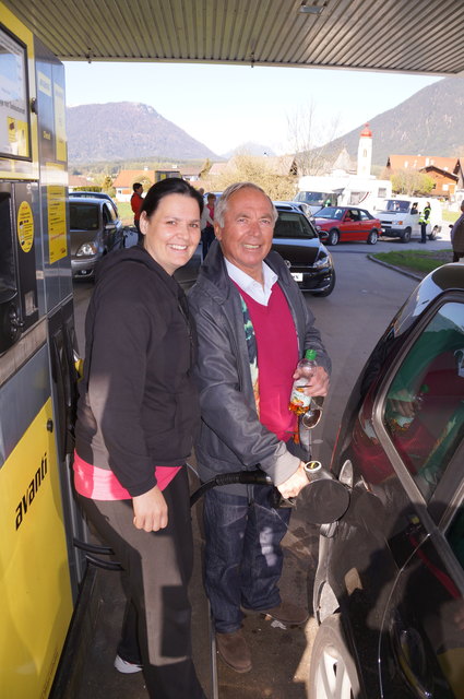 Tankwart“ Karl Schranz in Aktion. Doris Huber aus Mieming war "tankbar" über die Unterstützung.