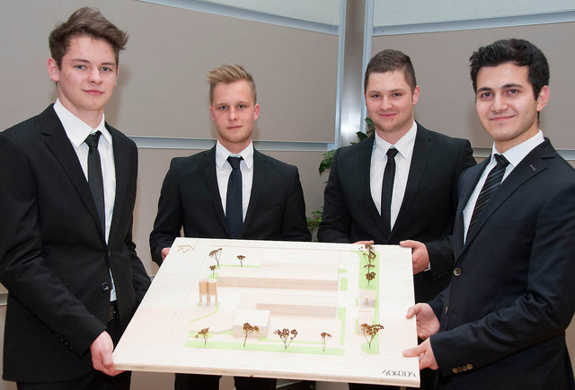 Stefan Ganser aus St. Martin (l.) bekam mit drei Mitschülern den 1. Preis für das Projekt "Zusammenlegung Bauhöfe, Leonding".