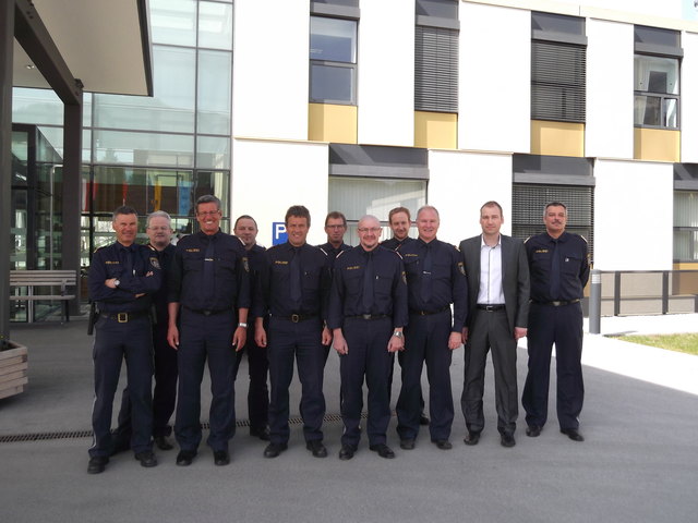 Im Bild: Verwaltungsleiter Andreas Edenhauser und Bezirkspolizeikommandant Oberstleutnant Walter Meingassner mit den Polizeibeamten. | Foto: AUVA