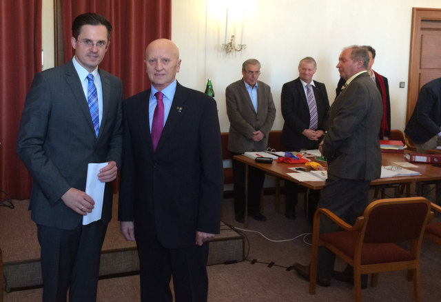 Wilhelm Müller wurde von Bürgermeister Stefan Schmuckenschlager als neuer Gemeinderat angelobt. | Foto: Stadtgemeinde Klosterneuburg