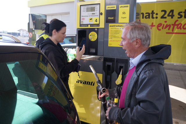 Tankwart“ Karl Schranz in Aktion. Doris Huber aus Mieming war "tankbar" über die Unterstützung.