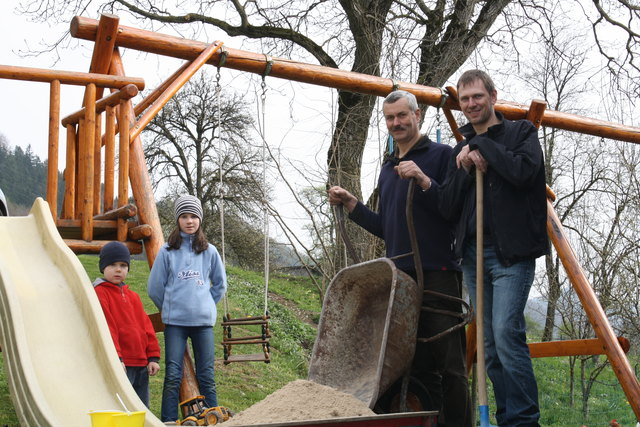Von links: Jonas und Anja mit Josef Hinteramskogler und Vizebürgermeister Andreas Kaltenbrunner. | Foto: Privat
