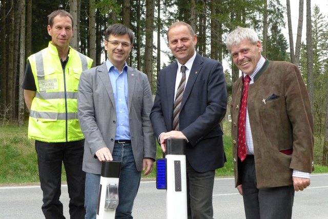 Straßenmeister W. Wildauer, B. Stigger (Leiter SG Straßenerhaltung), LHStv J. Geisler, Landesjägermeister A. Larcher | Foto: Foto: Land Tirol/Gerzabek