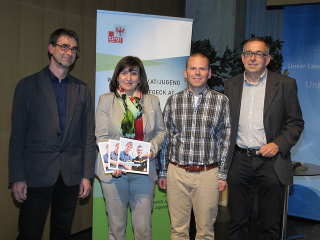 Der vom Land Tirol und der Männerberatung Mannsbilder ausgearbeitet Leitfaden für Burschenarbeit wurde präsentiert. v.l.: Reinhard Winter, LRin Palfrader, Gotthard Bertsch vom Vereins Mannsbilder und Reinhard Macht, Leiter des Fachbereichs Jugend der Abteilung JUFF.