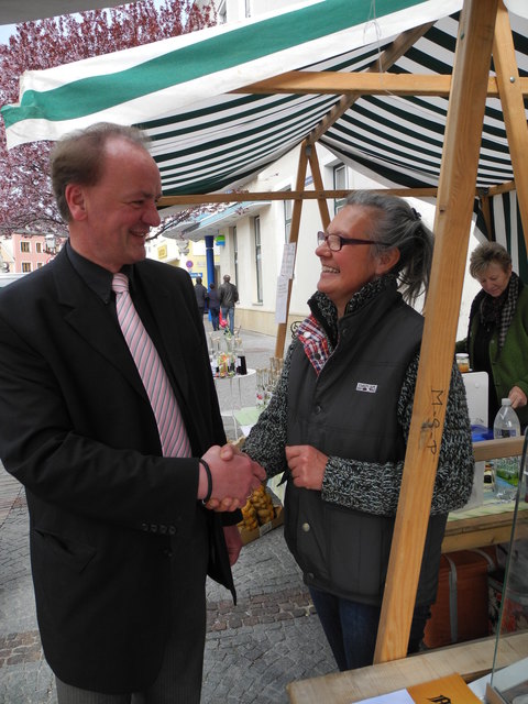 "Willkommen am Rathausmarkt", sagt Vizebürgermeister Hannes Prinz: Fischhändlerin Christa Reich macht jetzt auch samstags Appetit auf Fischvielfalt.