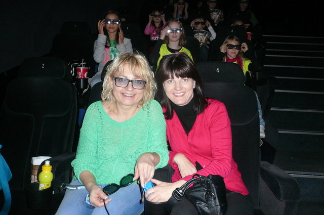 Mit Kindern im Kino: Vizebürgermeisterin Ulrike Sauerschnig (links) und Gemeinderätin Margarita Messner-Fritzl