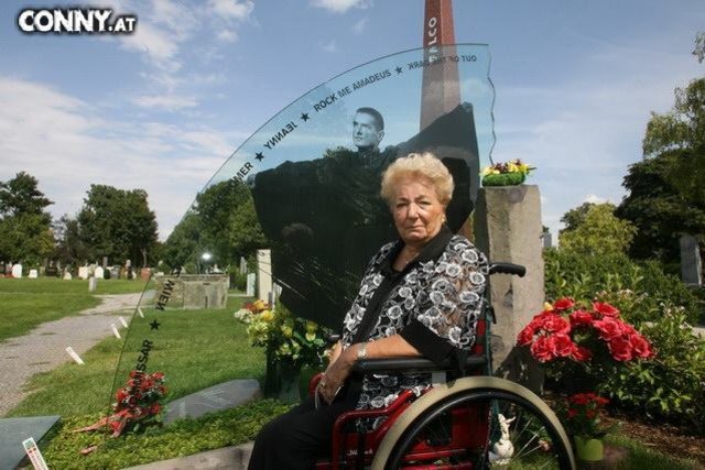 Maria Hölzel besuchte oft das Grab ihres Sohnes "Falco" am Wiener Zentralfriedhof. | Foto: Conny de Beauclair