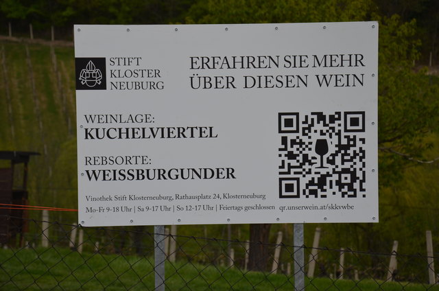 Und so schaut sie aus: Tafel mit Infos über Weingut und Weinsorte plus QR-Code für alle, die mehr wissen wollen.
