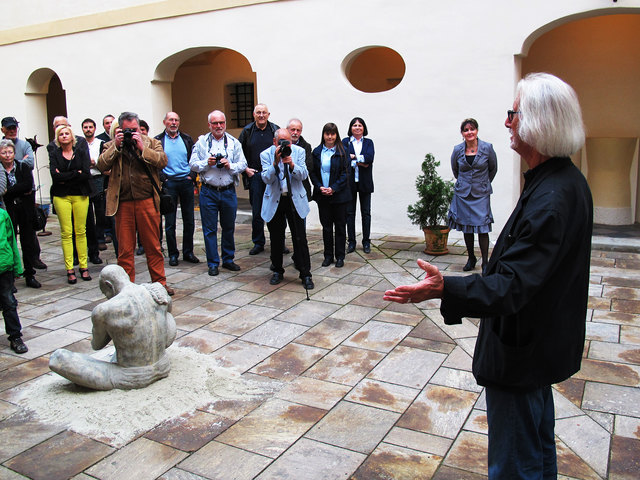Winfried Lehmann (re) und 13 weitere Künstler stellen ihre Werke im Schloss Freiberg aus. | Foto: Krusche