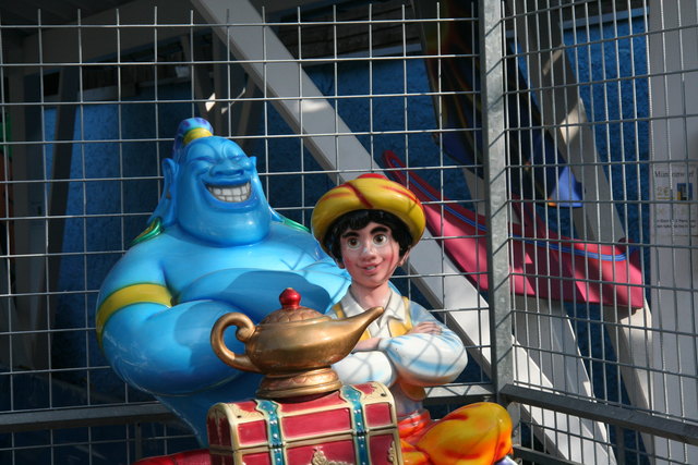 Aladdin und sein Dschinn laden zum Flug auf dem Teppich ein – natürlich im Böhmischen Prater