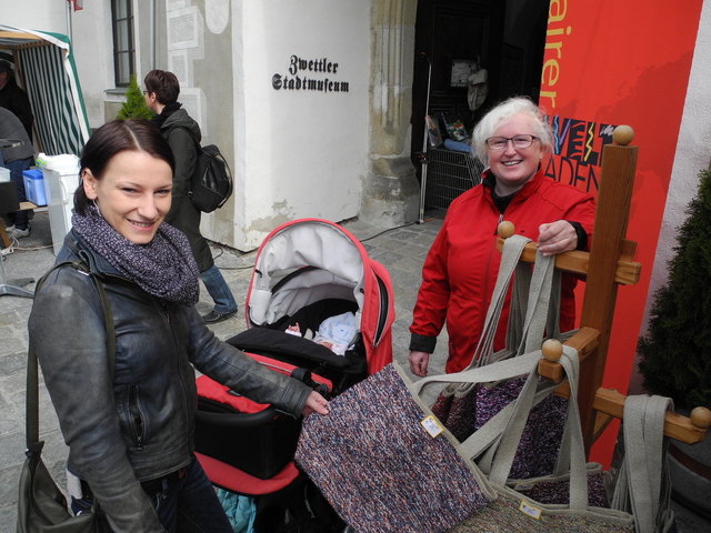 Am Stand sind von Roswitha Haghofer sind nicht nur die Handarbeiten toll, auch das partnerschaftliche Gespräch mit den Kunden gehört zum guten Ton.