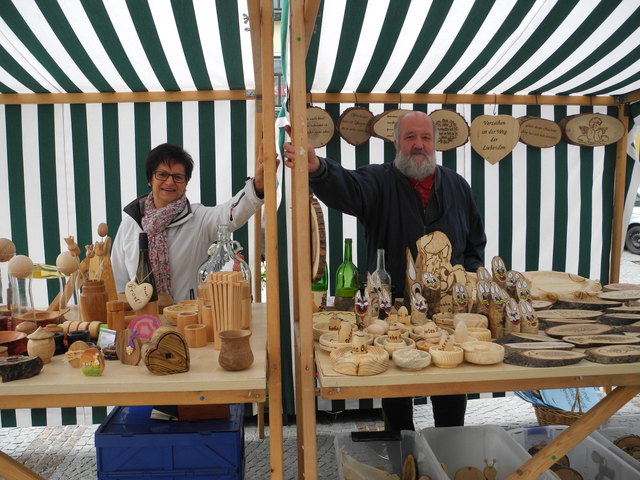 Ein Markt, auf dem man auch allerhand zum Dekorieren und Verschenken findet: Helga Kargl (Drechselbarbeiten) und Hobbyschnitzer Alois Trondl (Brandmalerei).