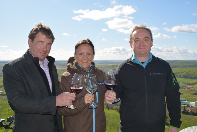 Hervorragender Wein, schöne Landschaft und Erlebnis sind in der Naturparkgemeinde Deutsch Schützen-Eisenberg verankert: Bgm. Franz Wachter, LR Michaela Resetar und Vizebgm. Herbert Weber