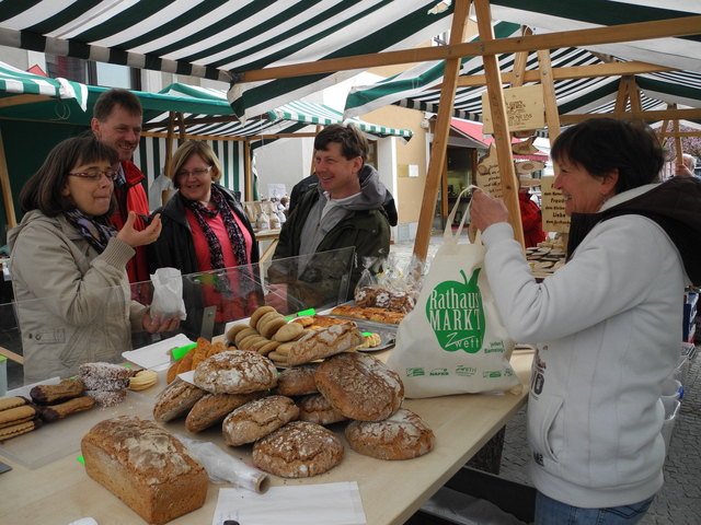 Wem der Magen knurrt, dem sei eine knackige Blutwurst und das hausgemachte Geselchte empfohlen mit einem knusprigen Bauernbrot von Renate Nusser.