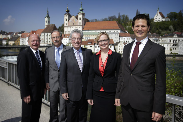 Vizebürgermeister Walter Oppl, Bürgermeister Gerald Hackl, Bundespräsident Heinz Fischer, Yvonne Viertler-Schürz und  Markus Schürz (v. l.). | Foto: Magistrat Steyr Presse