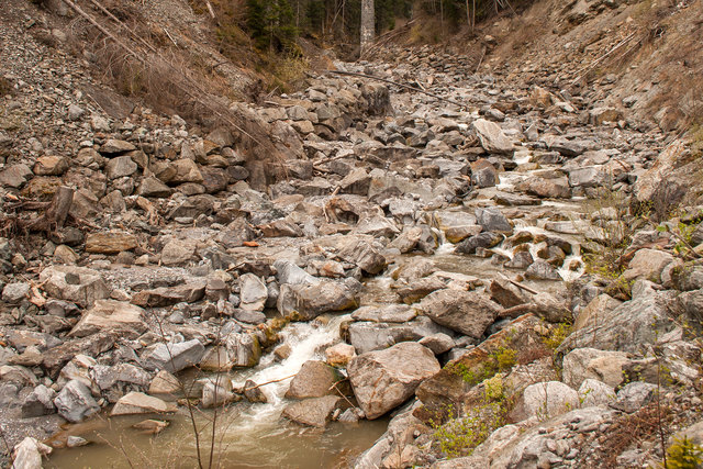 Restwassermenge in einem Bachbett eines einst prächtigen Wildbaches. 3x dürft ihr raten um welchen Wildbach es sich dabei handelt. Auch wenn dieses Foto nicht unbedingt die Schönheit unseres Bezirks oder jene von Tirol zeigt, ist es trotzdem in diesen 2 Gruppen eingestellt, damit man auch mal die Kehrseite zu sehen bekommt! © Ing. Günter Kramarcsik