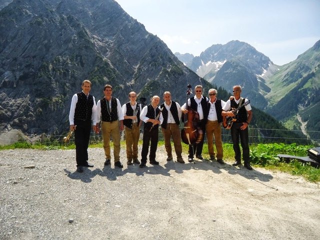 Die Tschirgant Spatzen sorgen für die musikalische Umrahmung des Frühschoppens in der Blumenwelt Norz-Tichoff. | Foto: Tschirgant Spatzen